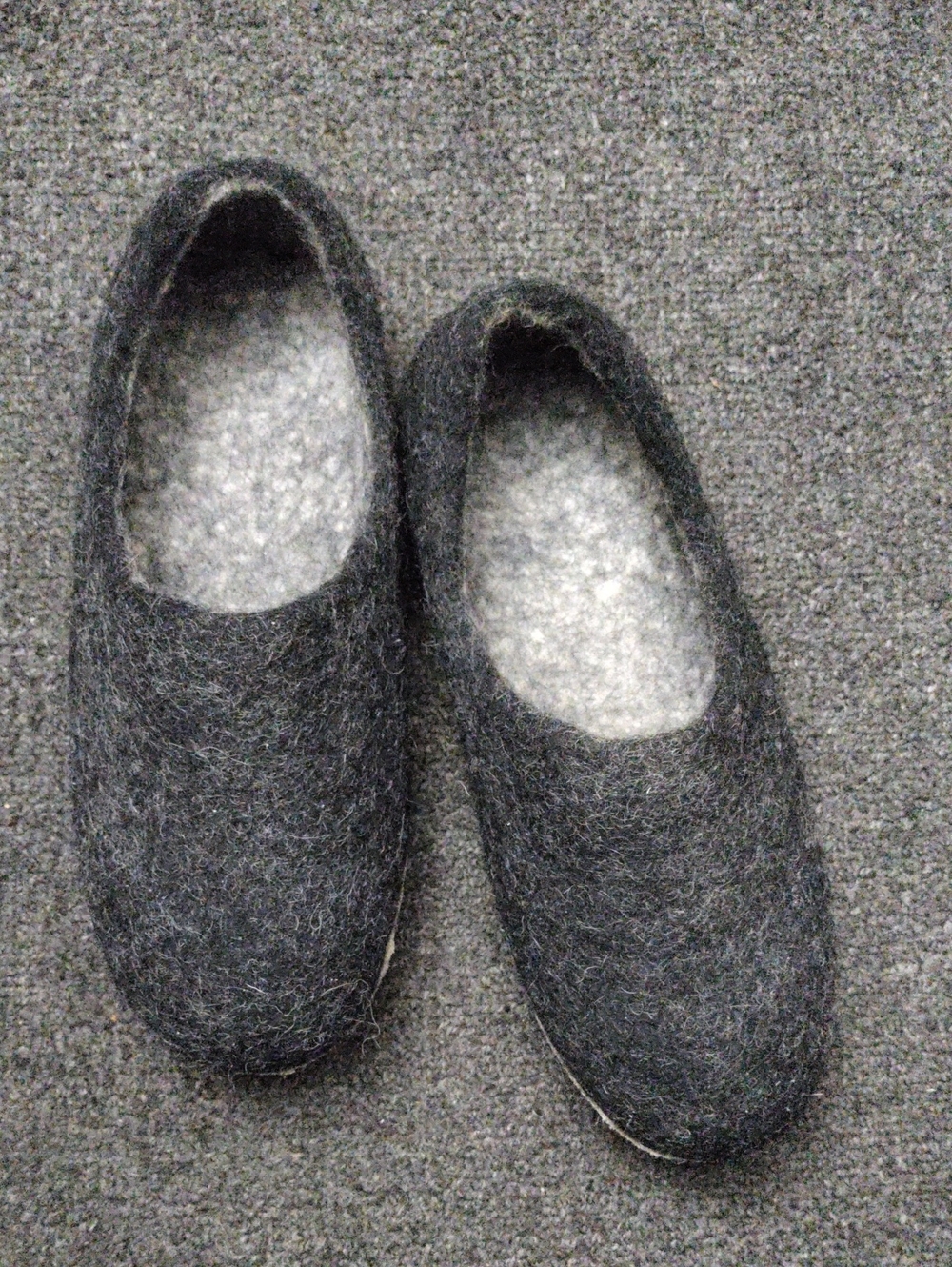 "Nootkas" Women's Charcoal Felt Slip-On Slippers with Dust Bag